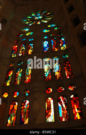 Windoe vitrail à l'intérieur de la Sagrada Familia Barcelone Espagne Banque D'Images