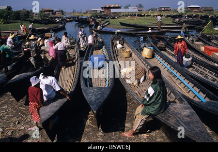 Jour de marché à bord de lac Naung Taw Village, lac Inle, Birmanie ou Myanmar Banque D'Images