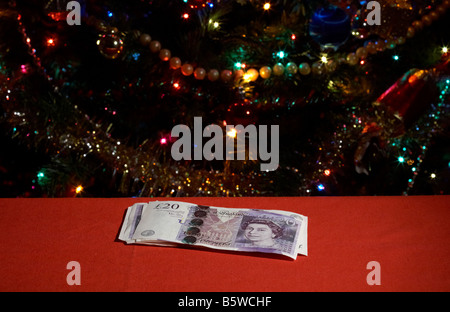 Pile de vingt livres sterling la livre in front of Christmas Tree Banque D'Images