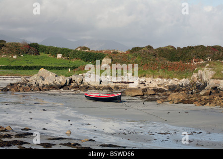 Amarré sur les currachs Ervallagh Oirbhealach beach à Roundstone, comté de Galway, Irlande Banque D'Images