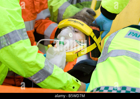 Simulation d'accident de la route au collège local visant à livrer des messages pouvant sauver des vies pour les jeunes conducteurs Banque D'Images