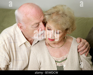Un homme et femme profondément amoureux il est contrarié et il est réconfortant Banque D'Images
