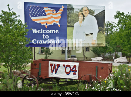 Emplacement de Crawford au Texas Le Président George W Bush ranch bienvenue inscription avec photo de George et Laura Bush Banque D'Images