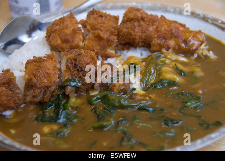 Curry de style japonais et d'escalopes de porc frits ou katsu servi ensemble à un fast-food. Banque D'Images