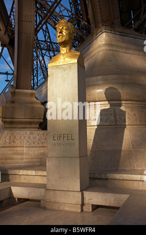 Buste de Gustave Eiffel sous la Tour Eiffel Tower Paris France Banque D'Images