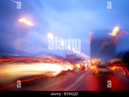 Trafic de nuit d'autoroute dangereuses Banque D'Images