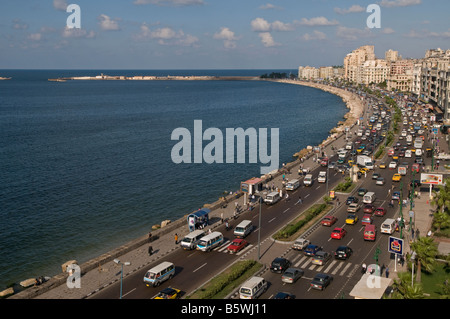 Vue de la promenade du bord de corniche l'un des principaux couloirs de circulation dans la ville d'Alexandrie en Égypte Banque D'Images