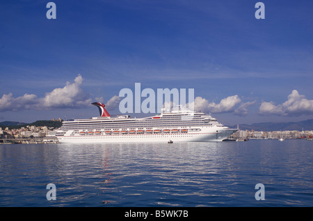 Carnival Cruise line Cruise ship 'Carnival Freedom' dans le port de Palma de Mallorca derrière ), Îles Baléares, Espagne. Banque D'Images