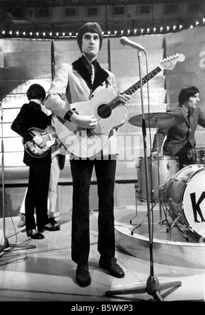 LE groupe pop britannique KINKS sur l'émission Top of the Pops de la BBC le 8 décembre 1966 avec Ray Davies en tête. Banque D'Images