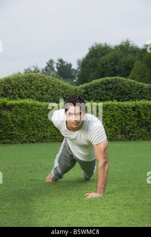 Man exercising in a park Banque D'Images
