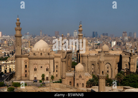 Les minarets de la mosquée Al Rifa'i (à droite) et Mosque-Madrassa du Sultan Hassan situé au Caire Egypte Banque D'Images