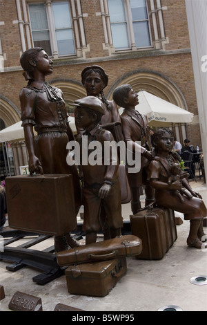 La gare de Liverpool Street de Londres espère "Square" sculpture par Frank Meisler en l'honneur de "Enfants du Kindertransport" Banque D'Images