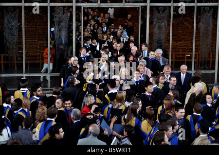 Les gens quittant la cathédrale de Coventry Coventry University après la cérémonie de remise des diplômes, West Midlands, Royaume-Uni Banque D'Images