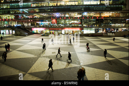 Voir la soirée de Sergels Torg, dans le centre de Stockholm Suède Banque D'Images