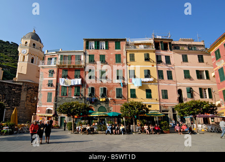 Place principale du village de Vernazza dans Cinque Terre Italie Banque D'Images