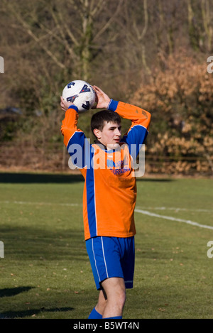 « Sunday amateur league' Match de football Player en tenant le jet dans Banque D'Images