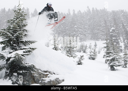 Ski et snowboard au cours de ski et de l'héliski cat voyages de ski dans la région de Whistler en Colombie-Britannique Banque D'Images