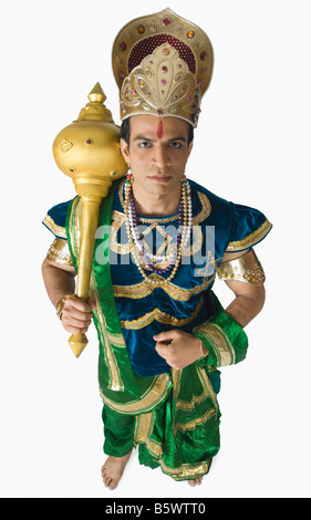 Jeune homme s'habille comme Bhima tenant une mace
