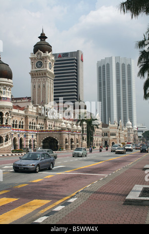 Trafic sur Jalan Raja Laut Sultan Abdul Samad Building Kuala Lumpur, en Malaisie, Avril 2008 Banque D'Images