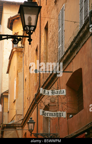 Vieille fonte lampe et affiche à l'extérieur de fromagerie à Bologne, en Italie. Banque D'Images