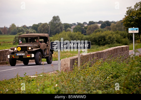 D'un jour sur une voiture de commande Dodge pont traversant la rivière Merderet près de Ste Mère Eglise, Normandie,France Banque D'Images