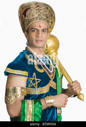 Jeune homme s'habille comme Bhima et tenant une mace