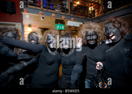 Un groupe de jeunes étudiants de l'université de Aberystwyth femme fantaisie robe noir jusqu'au soir de l'Halloween le 31 octobre, le Pays de Galles UK Banque D'Images