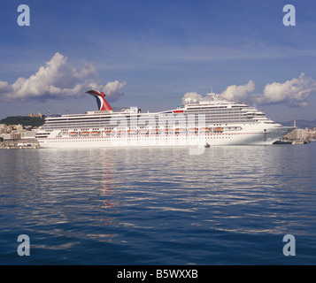 Carnival Cruise line Cruise ship 'Carnival Freedom' dans le port de Palma de Mallorca derrière ), Îles Baléares, Espagne. Banque D'Images