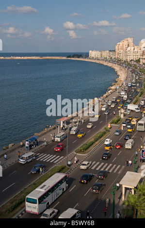 Vue de la promenade du bord de corniche l'un des principaux couloirs de circulation dans la ville d'Alexandrie en Égypte Banque D'Images