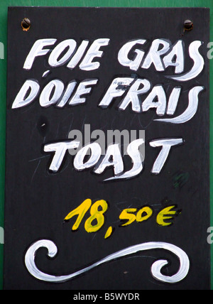 Restaurant français blackboard menu avec foie gras frais sur des toasts - France Banque D'Images