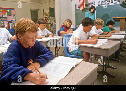 Junior High school class examen prend en tant qu'enseignant de montres. Banque D'Images