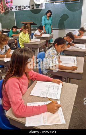 Junior High school class examen prend en tant qu'enseignant de montres. Banque D'Images