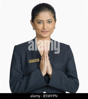 Portrait d'une hôtesse de l'air, accueillant Banque D'Images
