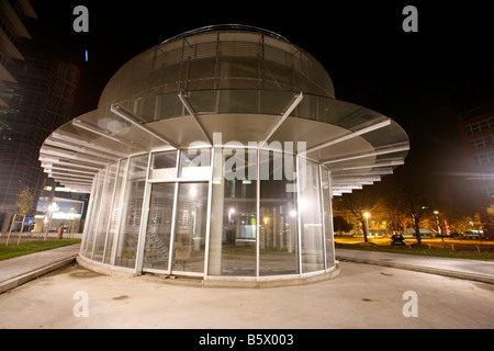 Verre transparent et structure métallique la nuit à Zagreb, Croatie Banque D'Images