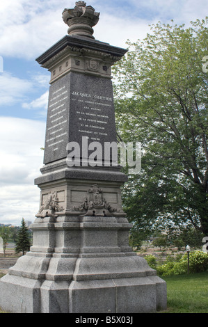 Monument indiquant's landing Place Jacques Cartier sur le fleuve Saint-Laurent au Québec. Photographie numérique Banque D'Images