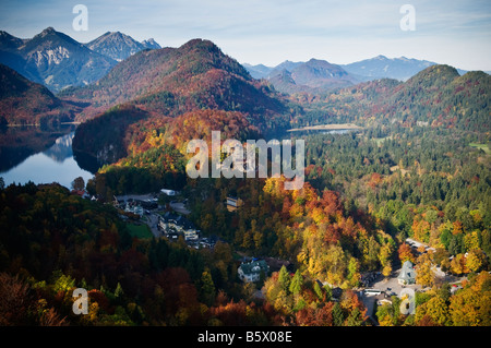 Les arbres aux couleurs automnales, Hohechwangau couverture montagnes entourant Allgaeu, Bavaria, Germany Banque D'Images