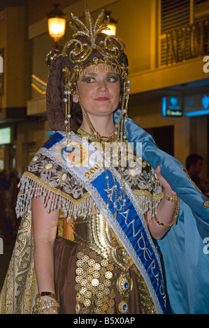 Femme en costume traditionnel conduisant la parade à la fête des Maures et Chrétiens Espagne Guardamar Fiestas espagnoles Banque D'Images