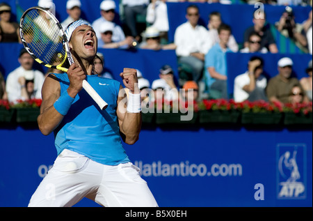 BARCELONE, ESPAGNE - MAI 04 : Rafael Nadal, Espagnol, en finale contre David Ferrer, Espagnol, lors de l'Open Banc Sabadell au Real Club de Tenis Banque D'Images