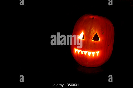 Candle lit tête de citrouille halloween durant la nuit Banque D'Images