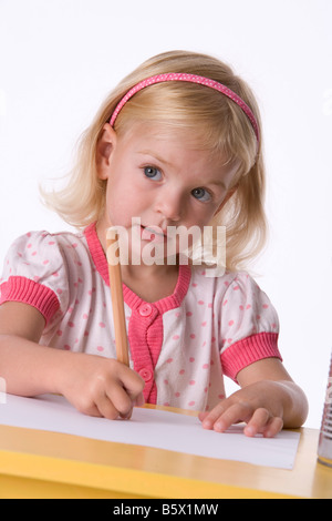 Petite fille blonde avec un crayon à colorier Banque D'Images