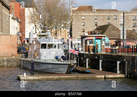 Formation bateau HMS exploiter dans le port de Bristol. Un navire de patrouille de la classe d'Archer. Elle est attachée à l'unité de la Marine royale de l'Université de Birmingham Banque D'Images