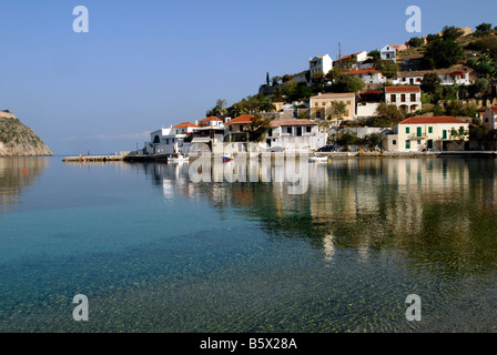 Assos, montrant port et village, Céphalonie, dans la mer Ionienne grecque Banque D'Images