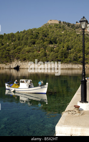 Port de Assos, Céphalonie, pêcheur avec ses prises de déchargement Banque D'Images