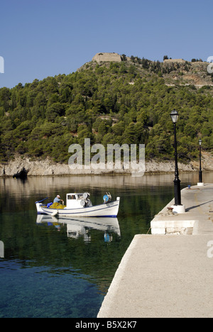 Pêcheur déchargeant ses prises dans le port de Céphalonie, Assos Banque D'Images