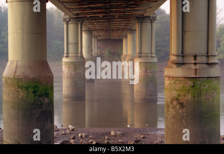 Image prise sous pont de chemin de fer traversant la Tamise à Chiswick Banque D'Images