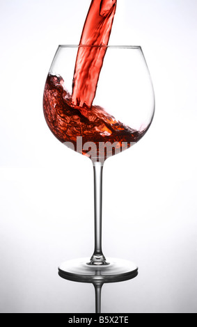 Verser un verre de vin rouge Banque D'Images