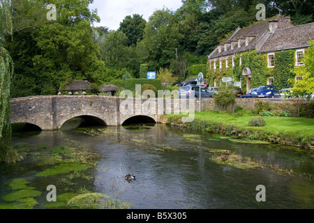 Ruisseau à truite dans le village de Bibury Gloucestershire Angleterre Banque D'Images