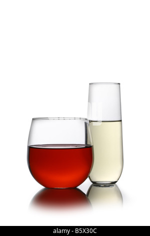 Les vins rouge et blanc en verres décoration isolé sur fond blanc Banque D'Images