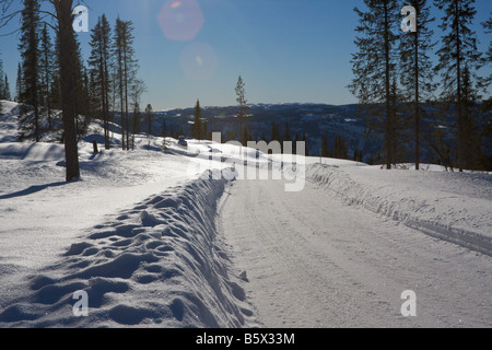 En hiver la route de Valdres Norvège enneigé mais labouré Banque D'Images