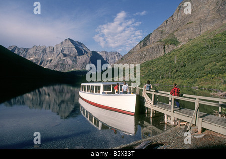 Un bateau d'excursion sur le lac Swiftcurrent Joséphine dans la vallée dans les Montagnes Rocheuses du Glacier National Park, Montana. Banque D'Images